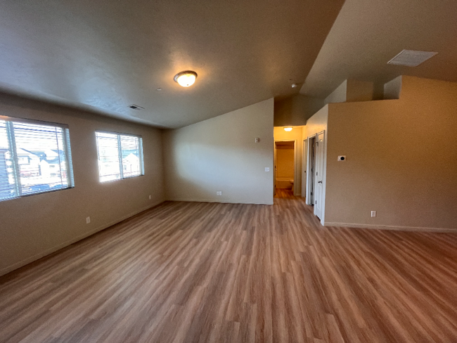Building Photo - 999 Village River Ln