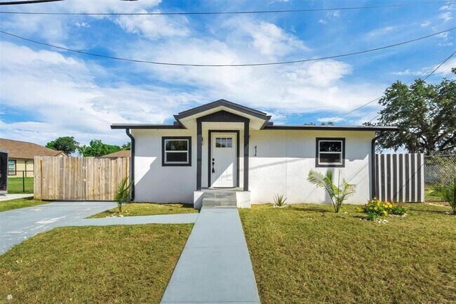 Primary Photo - 414 Monroe Ln