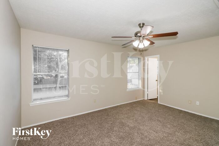 Building Photo - 15310 Meadow Village Dr