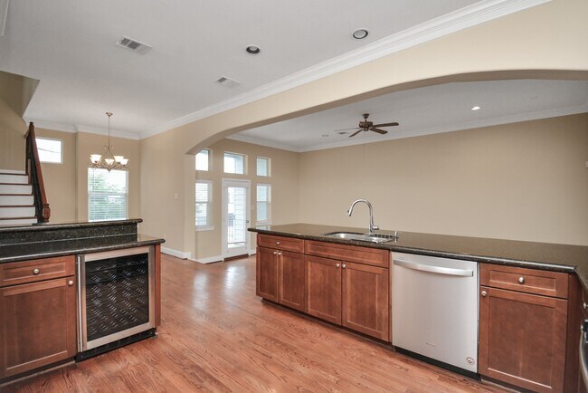 Building Photo - 1137 W 24th St