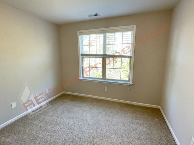 Building Photo - Great Location! Elegant 3 Story 4 Bedroom ...