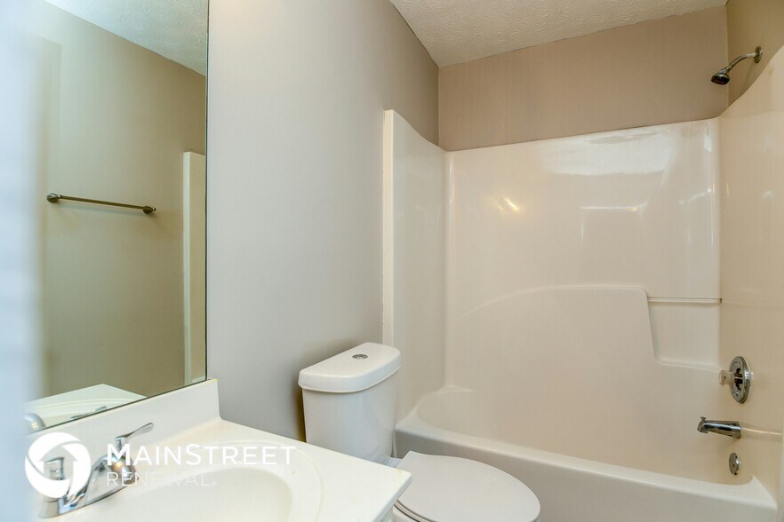 Building Photo - 1305 Sandybrook Ct