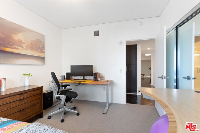 Building Photo - 13650 Marina Pointe Dr