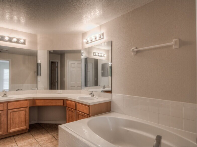 Building Photo - 4612 Woodford Dr