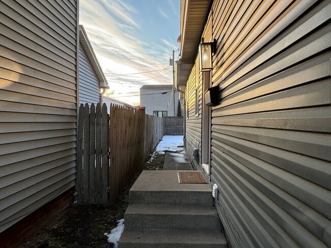 Building Photo - 1338 Barth Ave