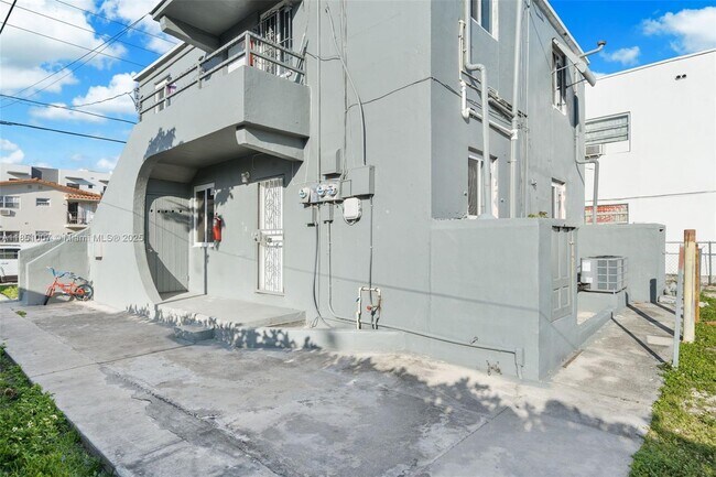 Building Photo - 842 SW 3rd St