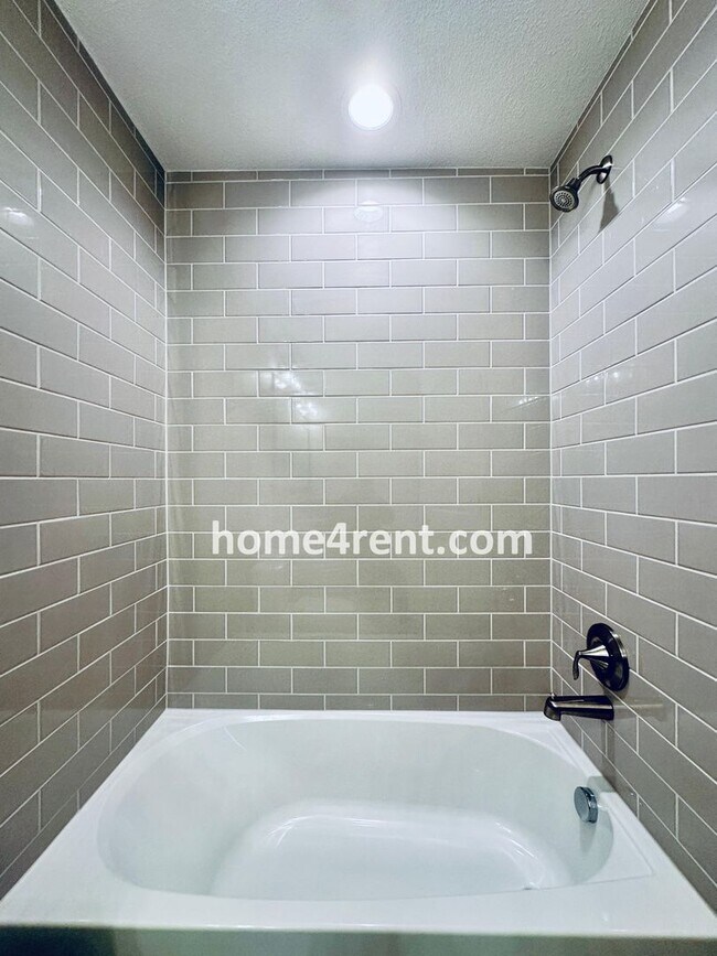 Building Photo - Nearly New Luxury Home in Blue Valley Schools!