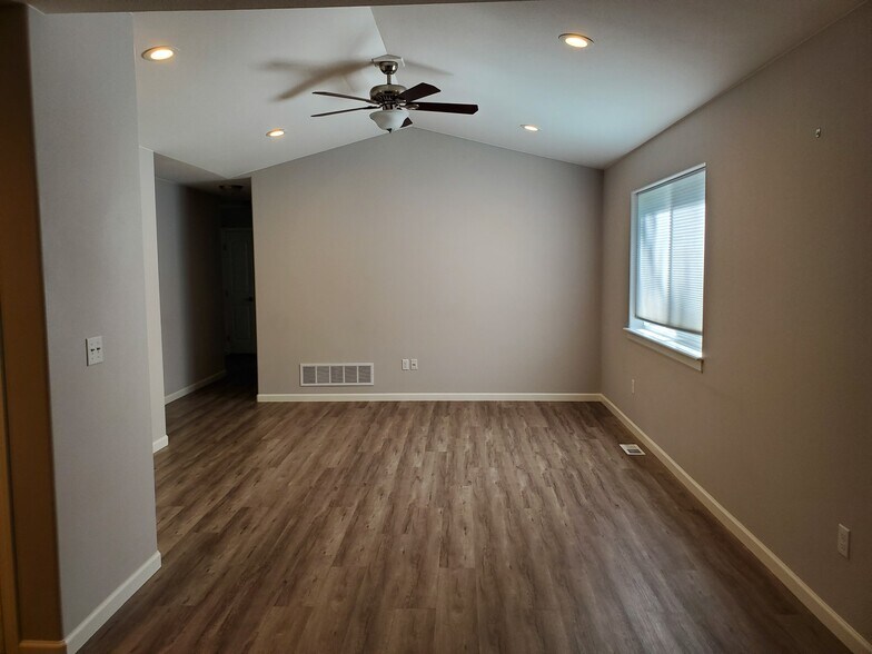 Building Photo - 645 W Holiday Dr