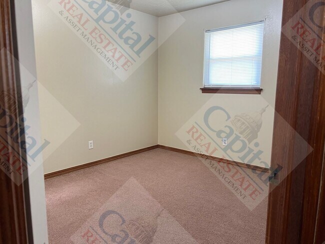 Building Photo - Cute Home Available!