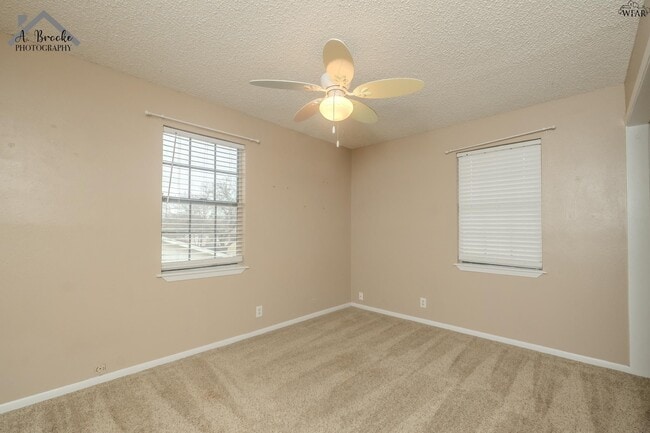 Building Photo - 5222 Jamaica Dr