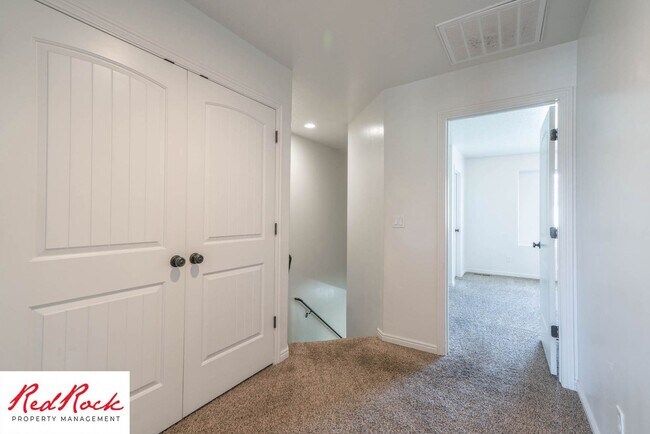 Building Photo - Pet Friendly! Spacious 4 Bedroom Townhome!