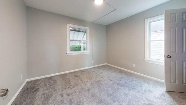 Building Photo - Fulton/W.58th neighborhood; 3 bedroom/2bat...