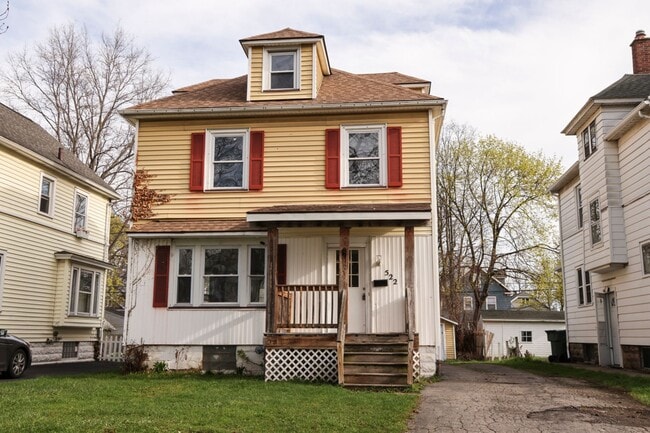 Building Photo - GREAT SINGLE FAMILY HOUSE . WAITING FOR YOU TO CALL HOME !!