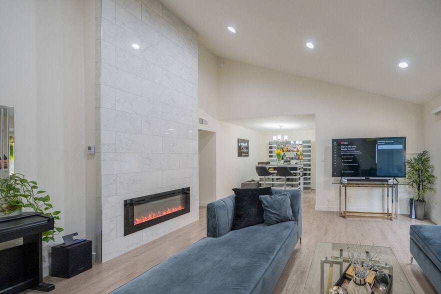 Building Photo - 15425 Sherman Way