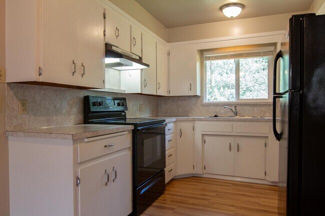 Building Photo - 2 Bedroom North Redding Home with Bonus Room. Completely Fenced!