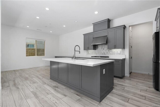 Building Photo - 112 Menkar