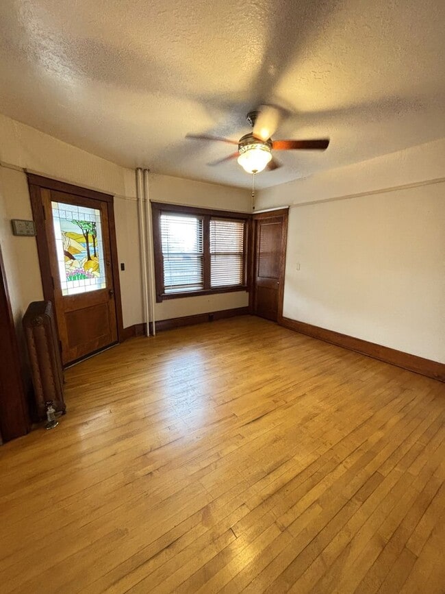 Building Photo - Make This House Your Home—Deposit Moves Yo...