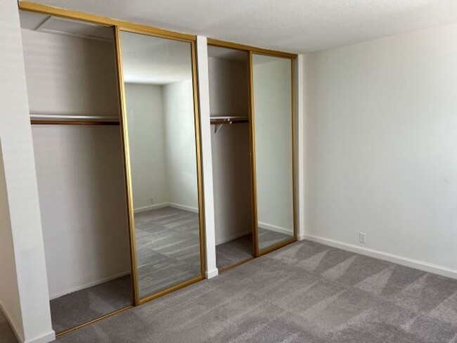 Building Photo - Top Floor End Unit Condo Campbell near Pru...