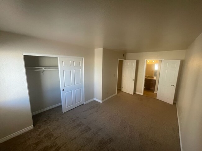 Building Photo - Great 2 Bedroom Unit Centrally Located in ...