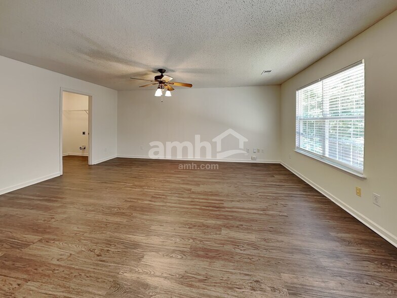 Building Photo - 505 Kingsman Ln