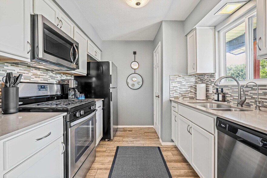 Building Photo - 5909 Cherry Loop