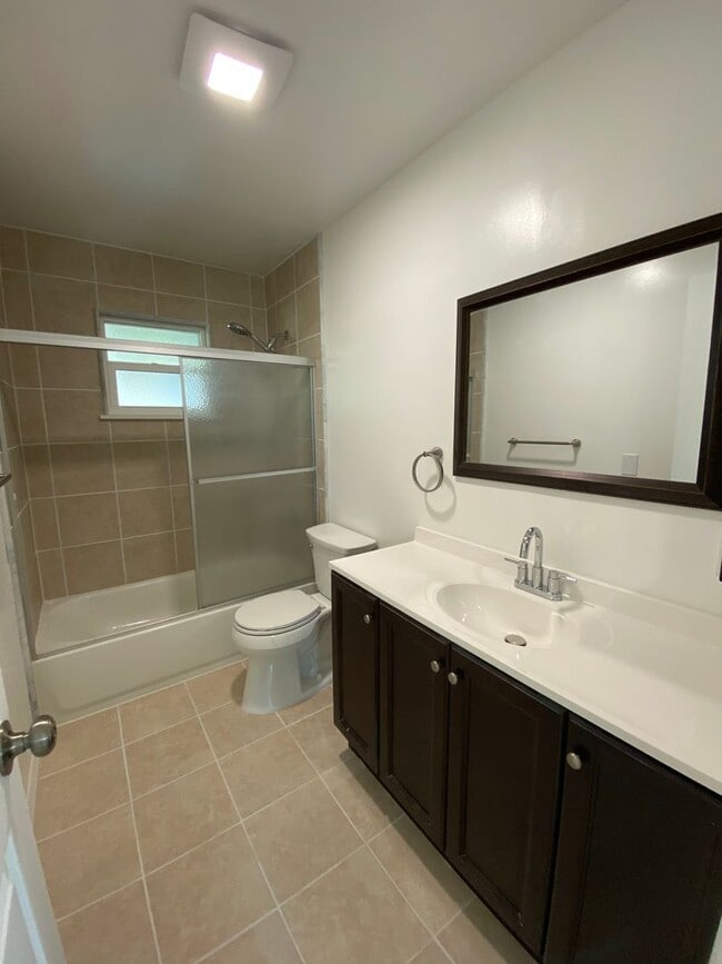 Building Photo - FULLY RENOVATED and spacious 4-bedroom, 2-...