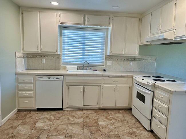 Building Photo - Charming Home with Open Floor Plan in West Redding