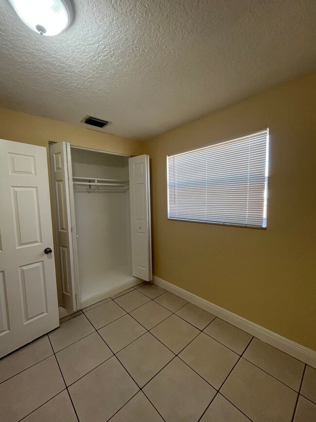 Building Photo - 4/2 Home for rent, all tile floors, central ac.