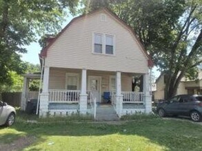 Building Photo - 4 Bedroom / 2 Bath House