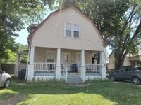 Building Photo - 4 Bedroom / 2 Bath House