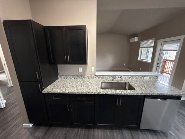 Building Photo - 4261 Hawthorne Ave NE