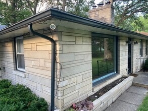 Building Photo - Gorgeous 2 bedroom1 bathoom mid-centutry r...