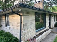 Building Photo - Gorgeous and furnished 2  bed/1 bath mid-c...