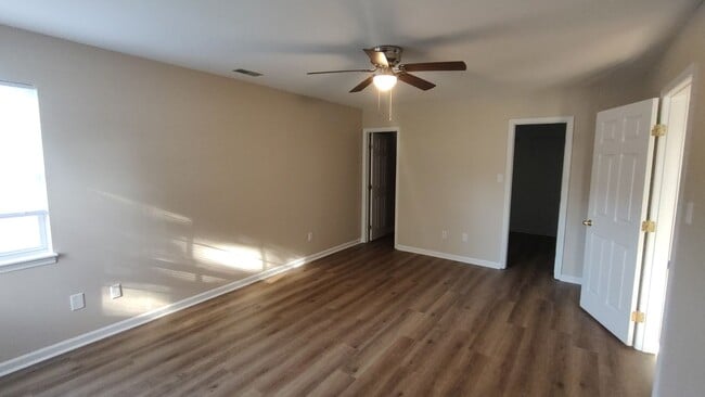 Building Photo - 813 S Dogwood Ln