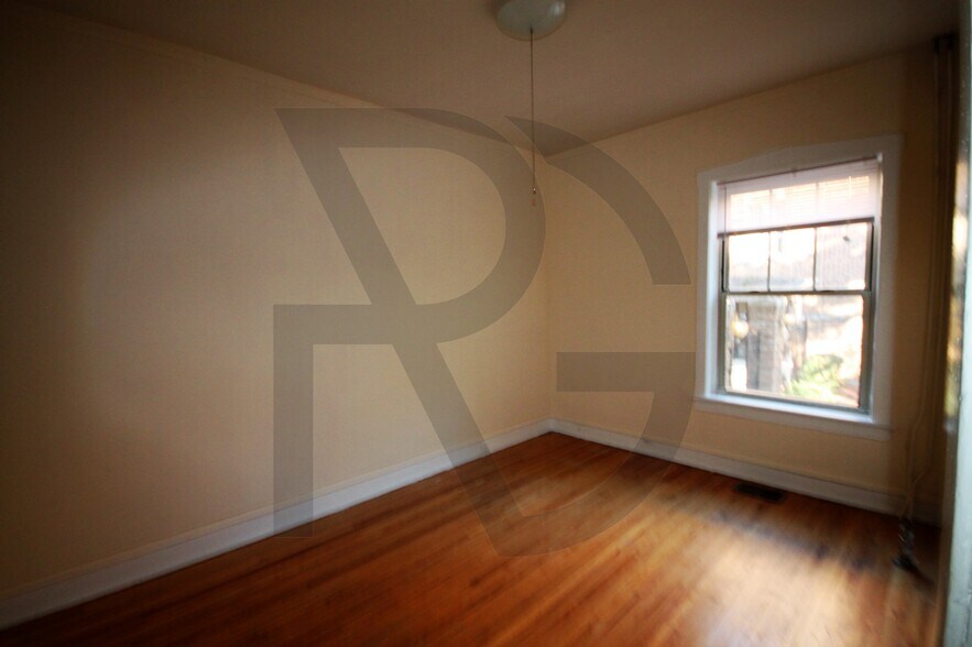 Building Photo - 634 W Barry Ave