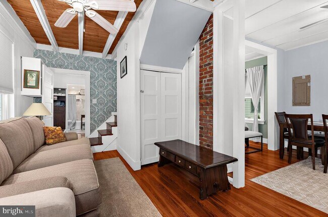 Building Photo - 526 James Ave