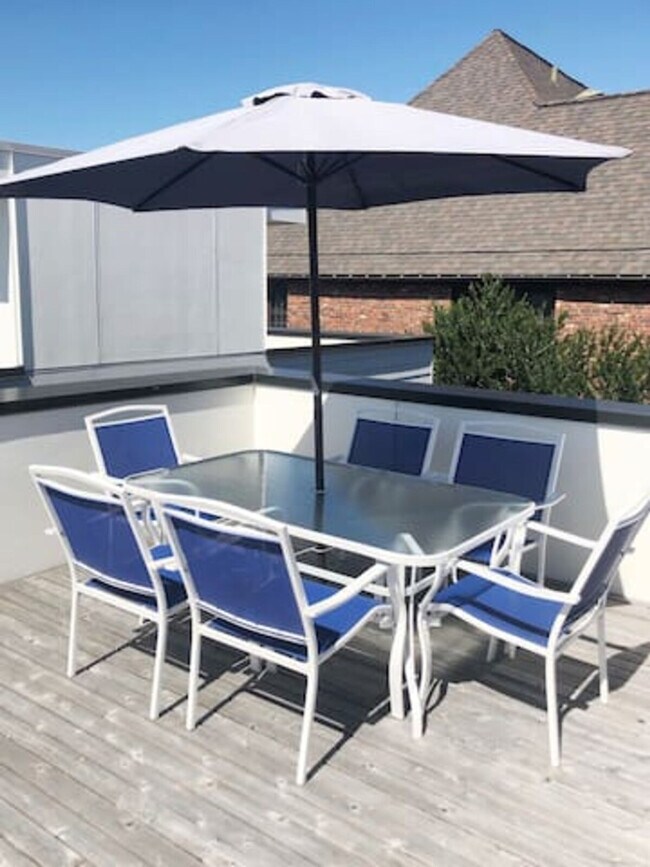 Building Photo - 632 10th Ave E