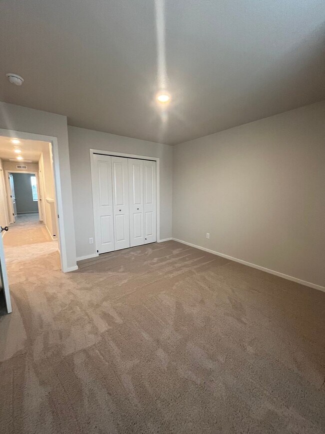 Building Photo - 4-Bedroom 2.5-Bathrrom house in Springfield