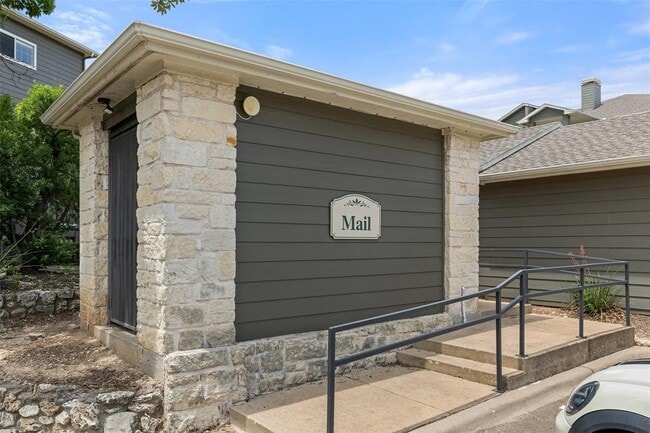 Building Photo - 2320 Gracy Farms Ln