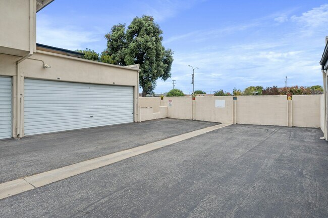 Building Photo - 3205 Merrill Dr