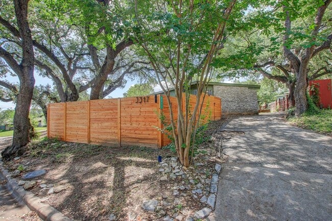 Building Photo - 3317 S Oak Dr