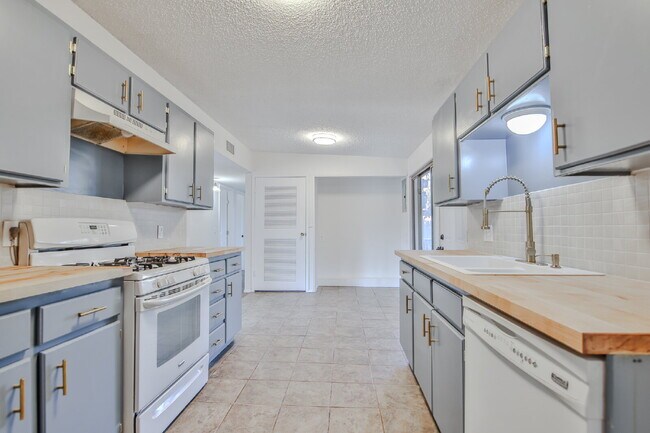 Building Photo - Charming 3 Bedroom, 1 bathroom in Central Lubbock