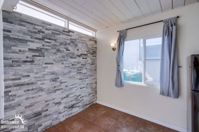 Building Photo - Updated 2Bdm 1Ba Apartment in Point Loma Heights!