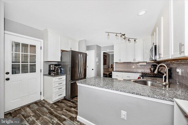 Building Photo - 2465 Bear Den Rd