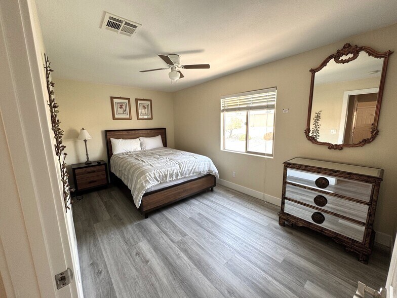 Building Photo - 890 Kitty Hawk Dr