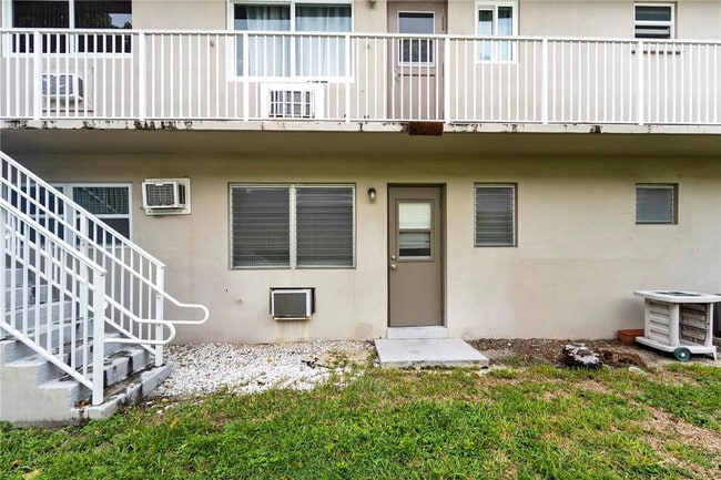 Building Photo - 2130 NE 42nd Ct