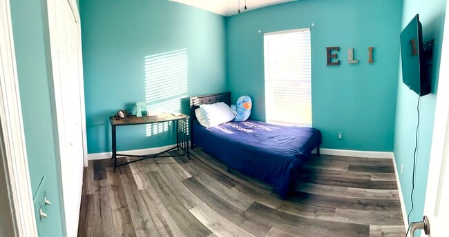 Building Photo - 672 SW Aster Rd