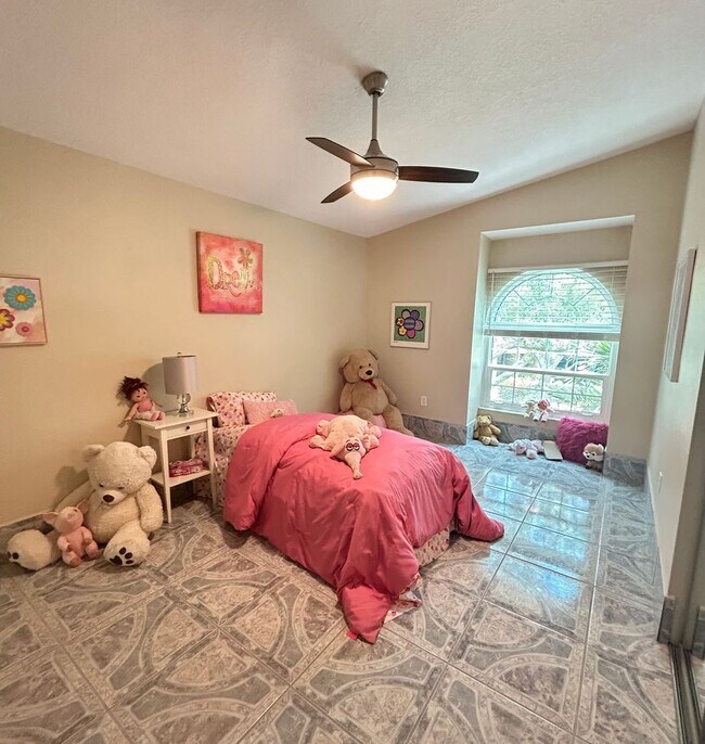 Building Photo - Gorgeous 3 Bed/3 Bath in Tranquil Gated Co...