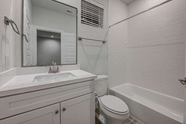 Building Photo - 3BR, 3.5BA Townhome with Balcony, Yard & D...