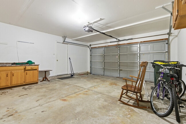 Building Photo - 1297 Woodlake Dr